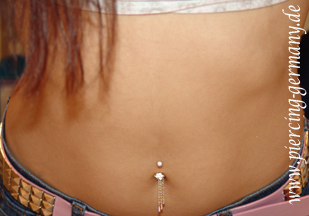 Bauchnabelpiercing Information und Pflege.